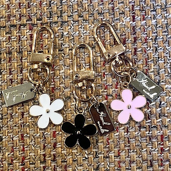 W White Gold Flower Keychain Boutique Item Brand New - BAG CHARM - Picture 7 of 16